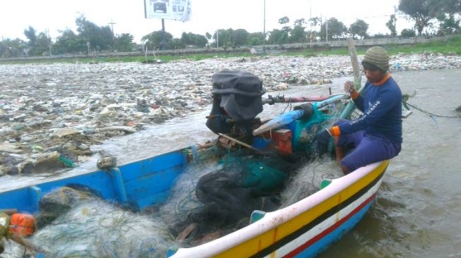 Ya Ampun! Sampah Menumpuk Nyaris Tutupi Pantai Utara Tuban, Nelayan Gelisah