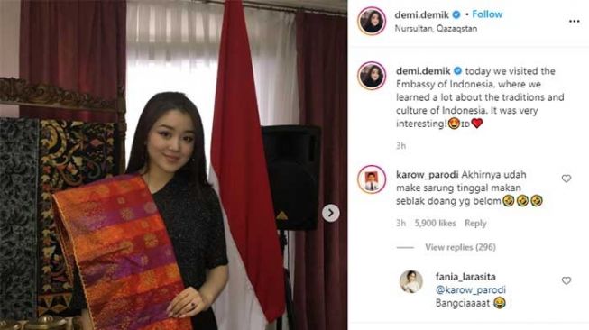 Dayana mengunggah foto mengenakan tenun melayu Riau saat berkunjung ke KBRI Kazakhstan. [Instagram/@demi.demik]