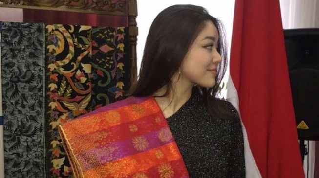 Kunjungi KBRI Kazakhstan Dayana Berpose Pakai Tenun  