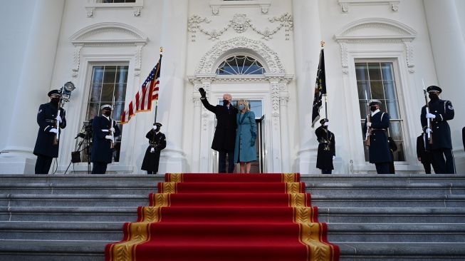 Presiden AS Joe Biden (C L) dan Ibu Negara Jill Biden tiba di Gedung Putih di Washington, DC, pada 20 Januari 2021. [Foto/AFP]
