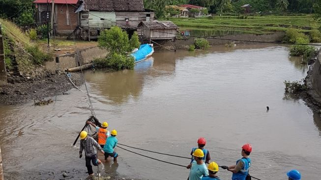 Petugas PLN melakukan perbaikan jaringan listrik pasca gempa di Majene dan Mamuju, Sulawesi Barat / [Foto PLN]