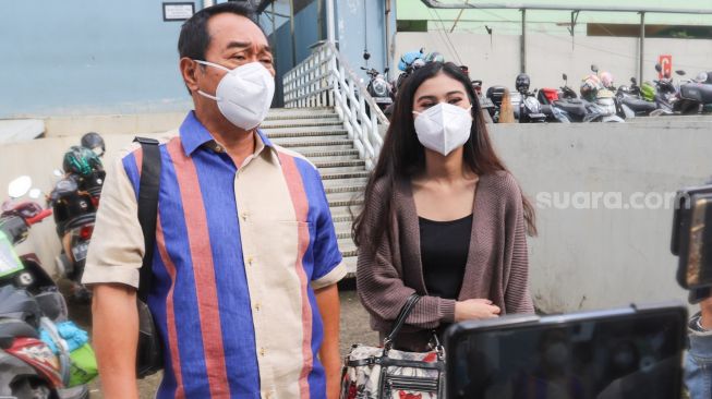 Aktor Dwi Yan bersama dengan putrinya, Junisya Dwi Putri saat ditemui awak media di Kawasan Tendean, Jakarta Selatan, Kamis (21/1/2021). [Suara.com/Alfian Winanto]