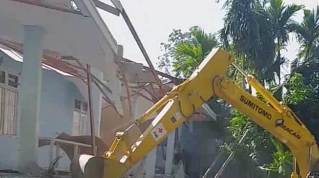 Gedung Universitas Tomakaka yang Rusak Gegara Gempa di Mamuju Dirobohkan