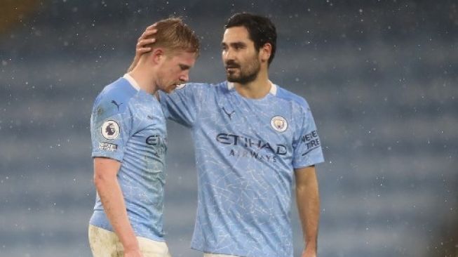 Pemain Manchester City Kevin De Bruyne mengalami cedera saat menghadapi Aston Villa di pekan ke-19 Liga Premier Inggris yang digelar di Etihad Stadium, Kamis (21/1/2021). [AFP]