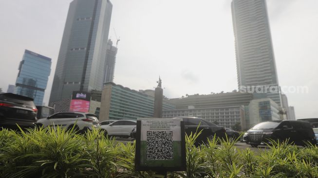 Kode batang (barcode) untuk mengetahui jenis tanaman terpasang di kawasan Bundaran Hotel Indonesia, Jakarta, Kamis (21/1/2020). [Suara.com/Angga Budhiyanto]