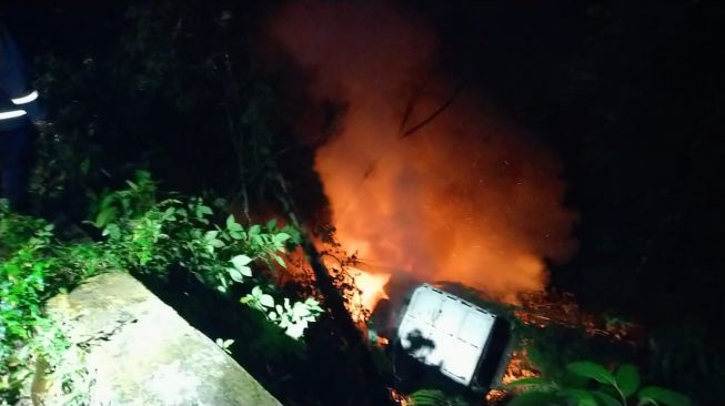 Truk Terjatuh hingga Terbakar di Jurang Kelok 9 Sumbar, Sopir Luka-luka