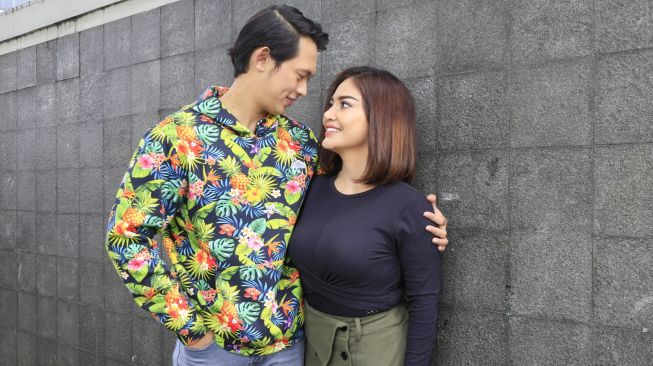 Pedangdut Irma Darmawangsa dan kekasihnya, Irfan Sebastian pamer pose mesra didepan kamera saat ditemui di Kawasan Tendean, Jakarta Selatan, Rabu (20/1/2021). [Suara.com/Alfian Winanto]