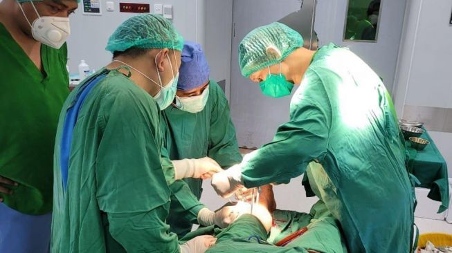 Relawan dokter dari Makassar melakukan operasi korban gempa Sulbar / [Foto Istimewa]