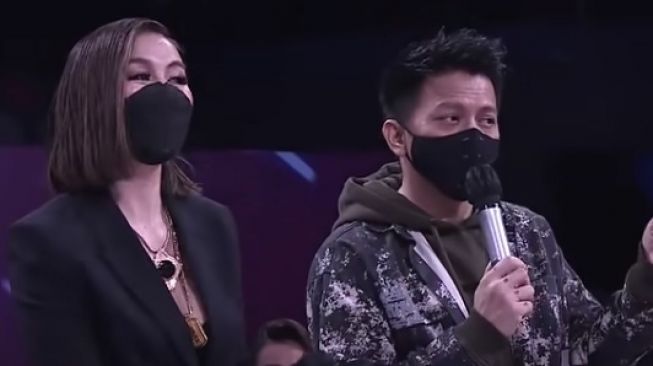 Agnez Mo Isyaratkan Jatuh Cinta, Melly Goeslaw Bawa-Bawa Ariel NOAH?