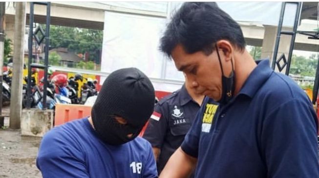 Penangkapan kakek Y, tersangka kasus pelecehan seksual ke istri Isa Bajaj, Rahayu Mutiara. (Sumber foto: Instagram Isa Bajaj.