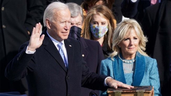 Joe Biden (kiri) saat dilantik sebagai Presiden ke-46 Amerika Serikat di Front Barat Capitol AS di Washington, Amerika Serikat, Rabu (20/1/2021). ANTARA FOTO/REUTERS/Kevin Lamarque/rwa.