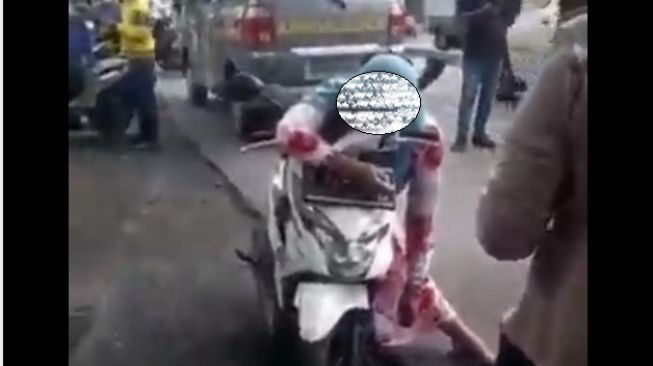 Viral Emak-emak di Atas Motor Bikin Geger, Diduga Sudah Tak Bernyawa