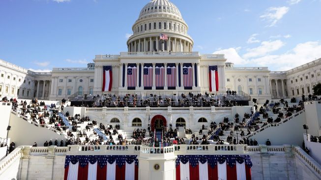 Presiden AS Joe Biden (tengah) menyampaikan pidato pelantikannya setelah dilantik sebagai Presiden AS ke-46 pada 20 Januari 2021, di US Capitol di Washington, DC. [Foto/AFP]
