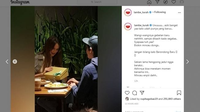 Luna Maya dan seorang lelaki misterius. 