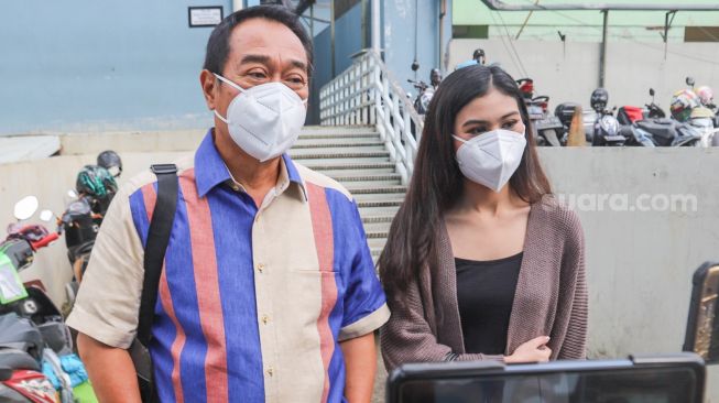 Aktor Dwi Yan bersama dengan putrinya, Junisya Dwi Putri saat ditemui di Kawasan Tendean, Jakarta Selatan, Kamis (21/1/2021). [Suara.com/Alfian Winanto]