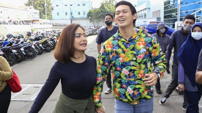 Pedangdut Irma Darmawangsa dan kekasihnya, Irfan Sebastian saat ditemui usai mengisi sebuah acara di Kawasan Tendean, Jakarta Selatan, Rabu (20/1/2021). [Suara.com/Alfian Winanto]