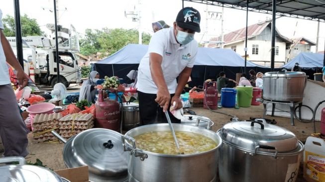 Relawan PLN membuka dapur umum pasca gempa di Majene dan Mamuju, Sulawesi Barat / [Foto PLN]