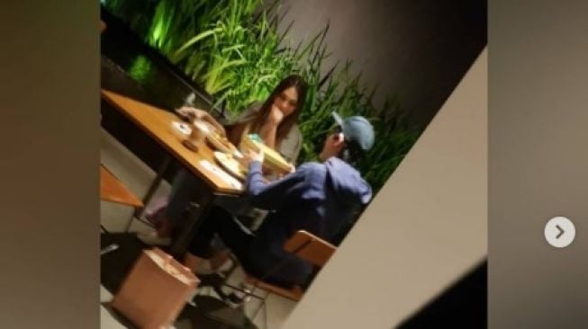 Luna Maya Kepergok Mojok Berduaan Bareng Cowok Putih di Restoran, Ngapain?