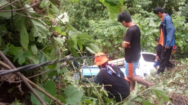 Mobil PLN kecelakaan di Dusun Mandiri, Desa Pangasaan, Kecamatan Tappalang Barat, Mamuju. Tiga petugas PLN terluka / [Foto Echa]