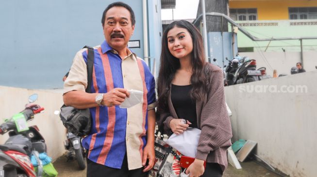 Aktor Dwi Yan bersama dengan putrinya, Junisya Dwi Putri berpose untuk difoto saat ditemui di Kawasan Tendean, Jakarta Selatan, Kamis (21/1/2021). [Suara.com/Alfian Winanto]