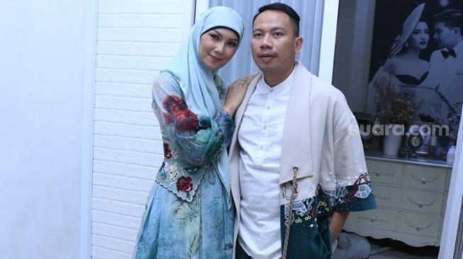 Bukan di Tempat Kalina, Ini Alasan Vicky Prasetyo Gelar Lamaran di Rumahnya