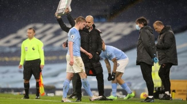 Manajer Manchester City Josep Guardiola berbicara kepada Kevin De Bruyne saat menjamu Aston Villa di pekan ke-19 Liga Premier Inggris yang digelar di Etihad Stadium, Kamis (21/1/2021). [AFP]