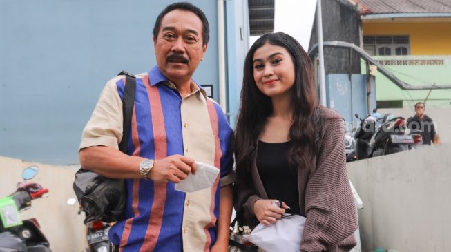 Aktor Dwi Yan bersama dengan putrinya, Junisya Dwi Putri berpose untuk difoto saat ditemui di Kawasan Tendean, Jakarta Selatan, Kamis (21/1/2021). [Suara.com/Alfian Winanto]