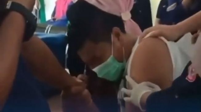 Badan Gede, Rambut Cepak, Viral Kepala Puskesmas Nangis Disuntik Vaksin