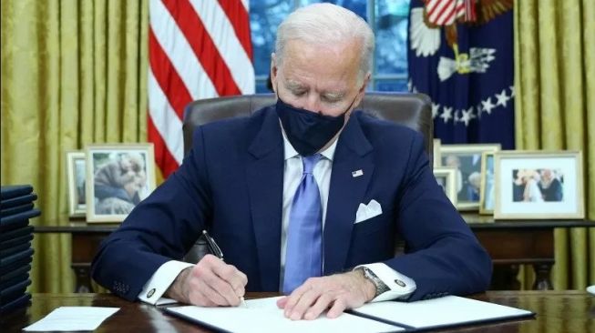 Joe Biden menandatangani surat perintah eksekutif setelah dilantik.[ANTARA/REUTERS/Tom Brenner]