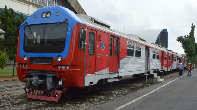 Petugas melihat Kereta Rel Listrik (KRL) yang dimodifikasi menjadi Kereta Medik Darurat di PT INKA (Persero) Madiun, Jawa Timur, Kamis (21/1/2021).  [ANTARA FOTO/Siswowidodo]
