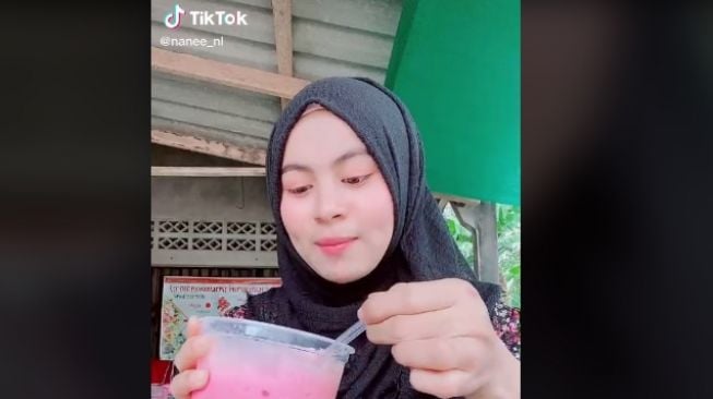 Pamer Es Buah, Aksi Ukhti Cantik Ini Berujung Bikin Publik Geleng Kepala