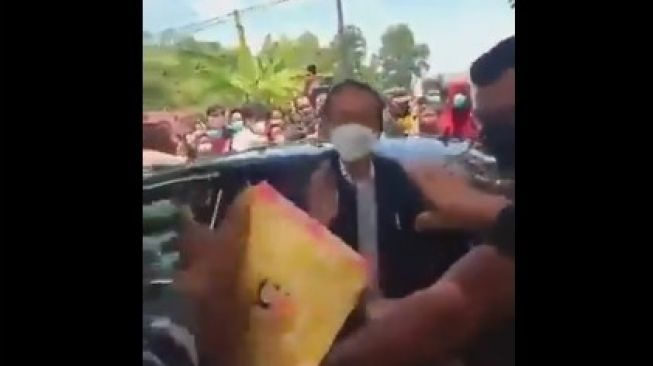 Viral, Warga Berdesakan Langgar Prokes Demi Nasi Kotak dari Jokowi