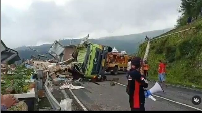 Warga menjarah muatan truk yang terguling di Tawangmangu. [Instagram/@infocegatansolo]