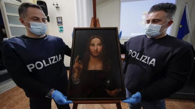 Salinan atau copy lukisan "Salvator Mundi" yang diasosiasikan sebagai karya Leonardo da Vinci ditemukan setelah hilang berbilang bulan tanpa ada yang menyadarinya. Kini ada di tangan polisi Italia [Salvatore Laporta via Live Science].