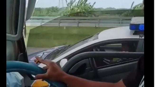 Aksi Truk Kejar-kejaran dengan Mobil PJR di Tol, Videonya Viral