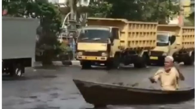 Kakek ini memanfaatkan perahu di kala banjir bandang yang menimpa kota Banjarmasin (Instagram)