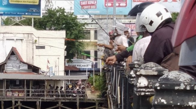 Warga Ramai-ramai Mancing Ikan Budi Daya Lepas Akibat Banjir di Banjarmasin