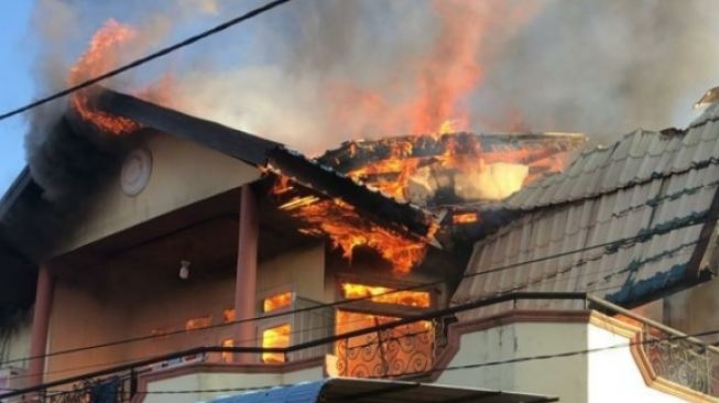 Diduga Gegara Ngecas HP di Atas Kasur, Satu Rumah di Pontianak Terbakar