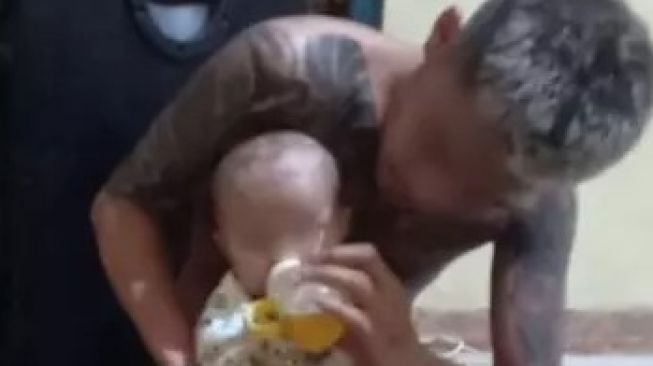 Tuang ke Botol Susu, Pemuda Bertato Cekoki Bir ke Keponakan 4 Bulan