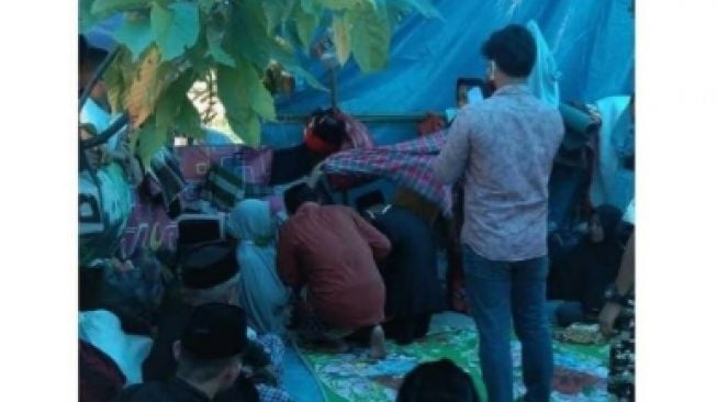 Pernikahan korban gempa di tenda pengungsian (instagram)