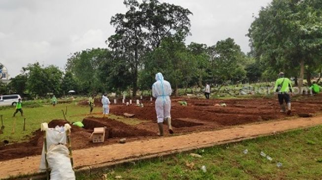 Pengelola TPU Bambu Apus akan menerapkan sistem tumpang jika lahan untuk jenazah pasien covid-19 penuh. (Suara.com/Bagaskara)