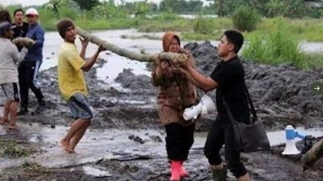 Tepok Jidad! Mensos Risma Dicibir Lagi karena Angkut Kayu di Lokasi Bencana