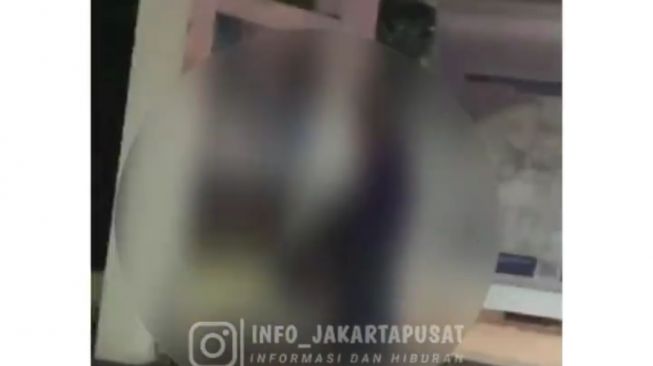 Sepasang Kekasih Mesum di Halte Dekat SMKN 34, Warga: Jangan di Situ!