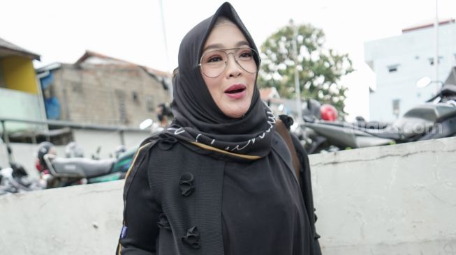 Presenter Rina Gunawan saat ditemui awak media di Kawasan Tendean, Jakarta Selatan, Jumat (22/1/2021). [Suara.com/Alfian Winanto]