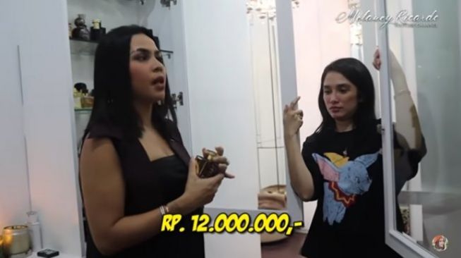 Ussy Sulistiawaty gila parfum, koleksinya sampai ribuan. (YouTube/Melaney Ricardo)