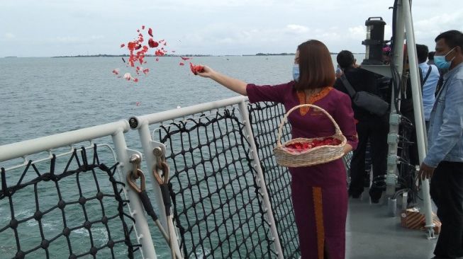 Keluarga Korban Sriwijaya Air SJ-182 Tabur Bunga dari Atas Kapal Perang TNI