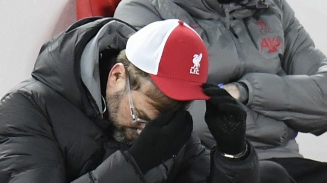 Reaksi manajer Liverpool Jurgen Klopp di pinggir lapangan saat menemani timnya menghadapi Burnley dalam laga lanjutan Liga Inggris di stadion Anfield, Liverpool, Jumat (22/1/2021) dini hari WIB. [PETER POWELL / POOL / AFP].