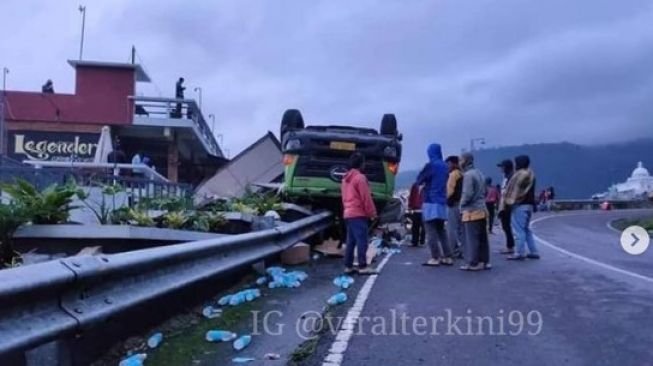 Warga sibuk jarah muatan truk yang terguling di Tawangmangu (IG/viralterkini99)