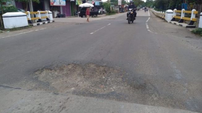 NgabubuTips: Begini Cara Aman saat Berkendara Motor di Jalan Berlubang