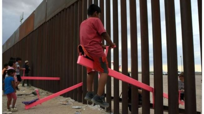 Jungkat-jungkit 'Teeter-Totter Wall'. (Luis Torres/AFP)